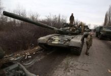 Ukrainian servicemen to respond to a Russian attack in Ukraine’s Lugansk region