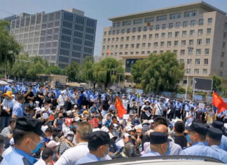 iPhone maker apologises after huge protests at China plant Protest at iPhone factory