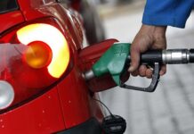 Ivorian government vows to maintain gasoline and diesel prices despite war in Ukraine A man pumps petroleum