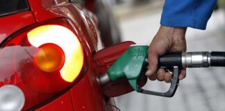 Ivorian government vows to maintain gasoline and diesel prices despite war in Ukraine A man pumps petroleum