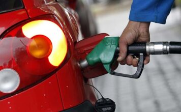 Ivorian government vows to maintain gasoline and diesel prices despite war in Ukraine A man pumps petroleum